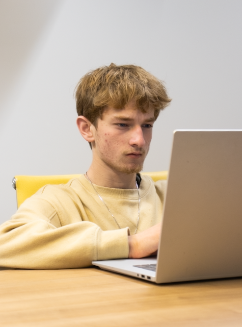 Portrait de Rémy Martinez devant son ordinateur